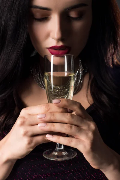 Jonge Vrouw Met Gesloten Ogen Met Glas Champagne Geïsoleerd Grijs — Stockfoto