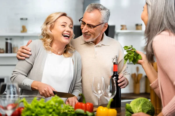 Leende Kvinna Matlagning Och Prata Med Sina Vänner Köket — Stockfoto