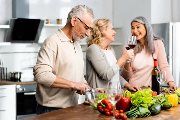 Glimlachende Multiculturele Vrouw Kloppen Man Snijden Sla Keuken — Stockfoto