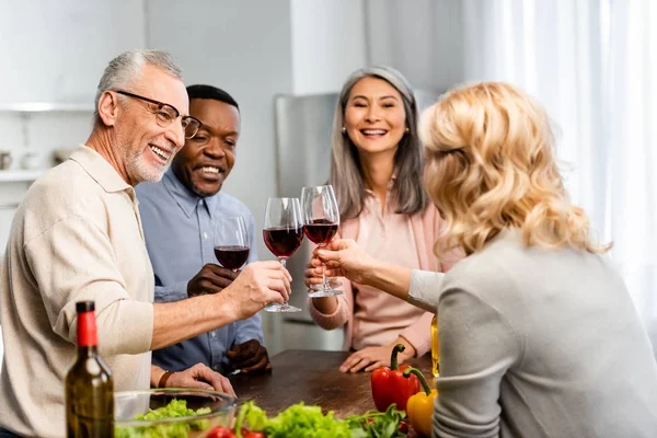 Smiling Multicultural Friends Clinking Wine Glasses Kitchen — Stock Photo, Image