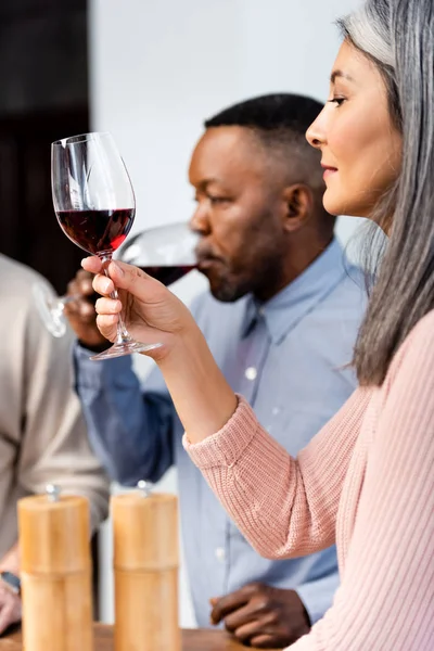 Selektiver Fokus Der Asiatischen Frau Auf Weinglas Und Des Afrikanisch — Stockfoto