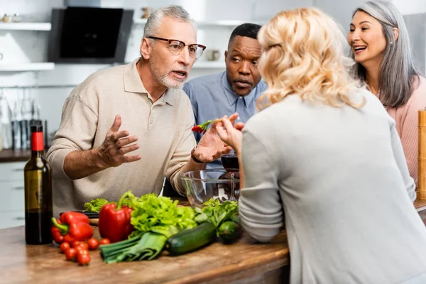 Sonrientes Amigos Multiculturales Hablando Pie Cerca Mesa Cocina — Foto de Stock