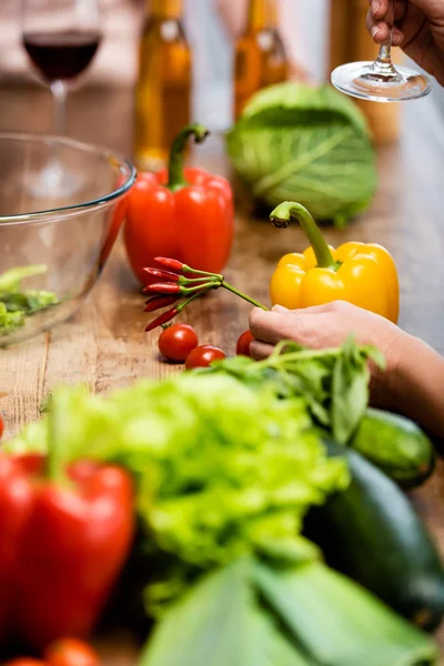 Cropped View Woman Holding Ripe Cayenne Peppers Kitchen — Stock Photo, Image