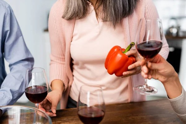 Vista Cortada Mulheres Segurando Pimentão Copo Vinho — Fotografia de Stock