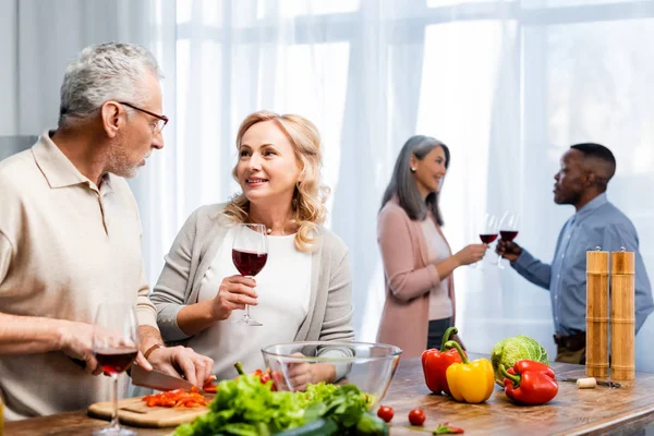 Selective Focus Man Cutting Bell Pepper Talking Woman Multicultural Friends — 스톡 사진