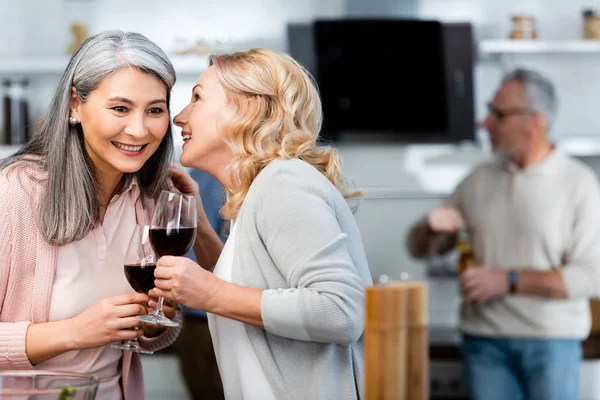 Επιλεκτική Εστίαση Χαμογελαστή Γυναίκα Λέει Μυστικό Ασιατικό Φίλο Ποτήρι Κρασιού — Φωτογραφία Αρχείου