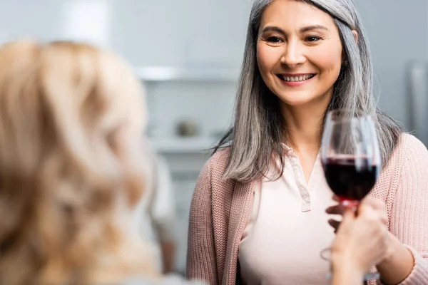 Recortado Vista Mujer Tintineo Con Sonriente Atractivo Asiático Amigo — Foto de Stock