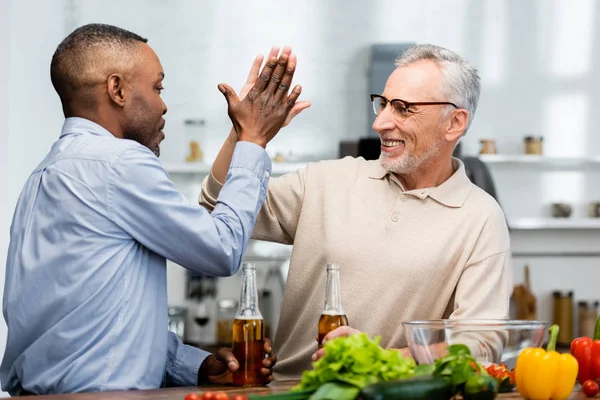 Africano Americano Hombre Dando Choca Cinco Sonriente Amigo Con Cerveza —  Fotos de Stock