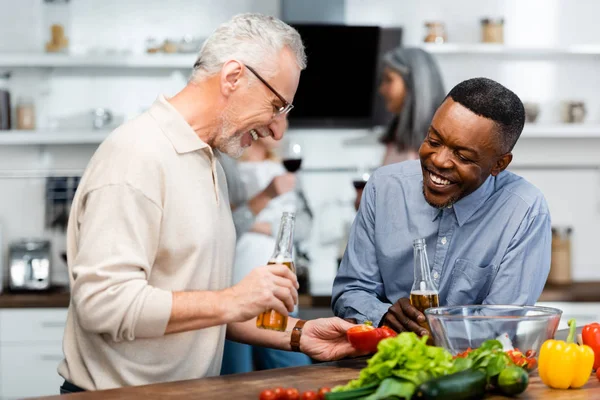 Smiling African American Man His Friend Looking Cut Bell Pepper — Stock Photo, Image