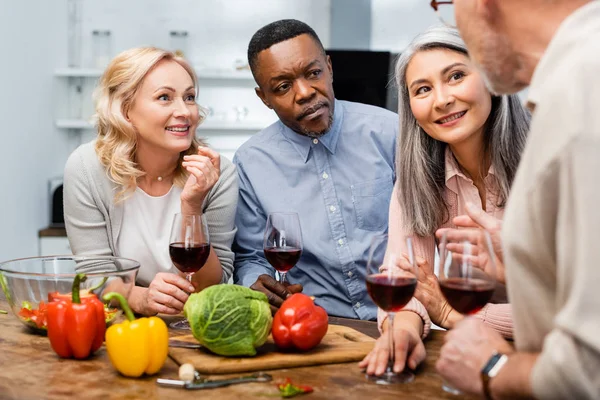 Selectieve Focus Van Multiculturele Vrienden Die Praten Wijnglazen Vasthouden — Stockfoto