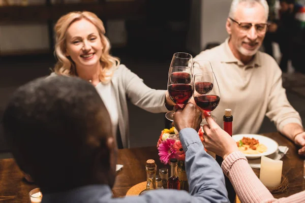 Selektiver Fokus Lächelnder Multikultureller Freunde Beim Abendessen — Stockfoto