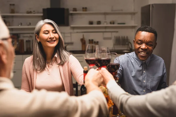 Selektiver Fokus Lächelnder Multikultureller Freunde Beim Abendessen — Stockfoto