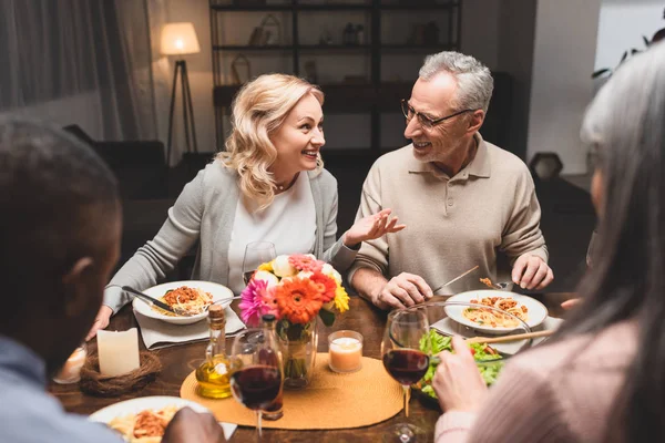 Selectieve Focus Van Glimlachende Man Vrouw Gesprek Met Multiculturele Vrienden — Stockfoto