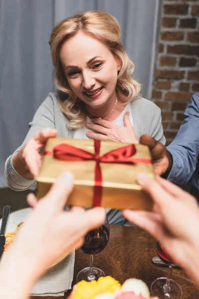 Recortado Vista Mujer Hombre Dando Regalo Sonrientes Amigos Multiculturales Durante —  Fotos de Stock