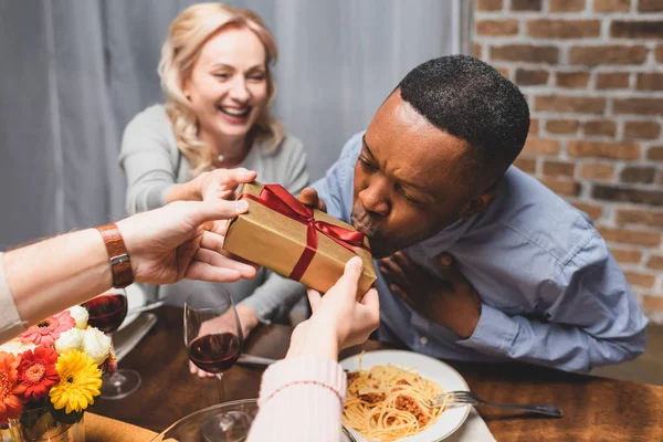 Обрезанный Вид Человека Дарящего Подарок Африканскому Американцу Время Ужина — стоковое фото