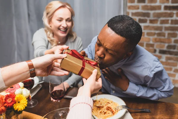 Vista Recortada Del Hombre Dando Regalo Hombre Afroamericano Durante Cena — Foto de Stock