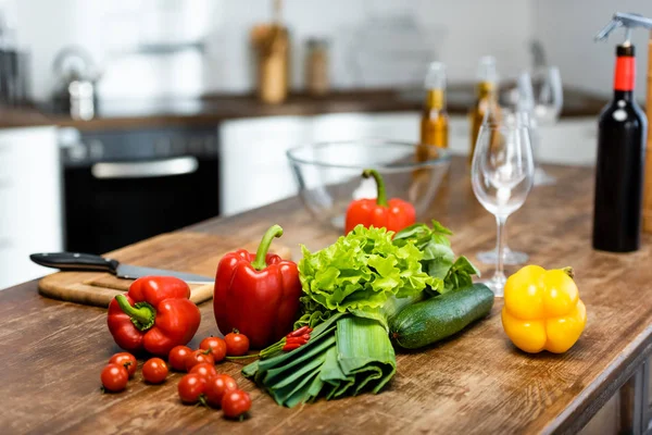 Verduras Botellas Con Vino Cerveza Copas Vino Tazón Tabla Cortar — Foto de Stock