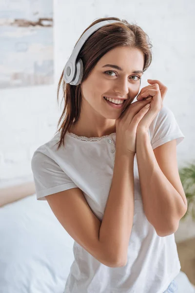 Smiling Woman Looking Camera While Listening Music Home — Stock Photo, Image