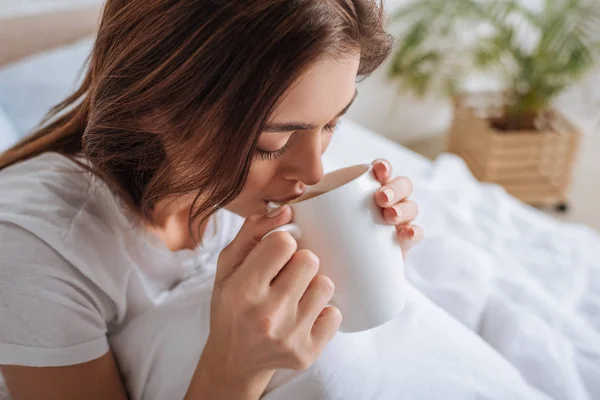 Attraktive Junge Frau Trinkt Tee Schlafzimmer — Stockfoto