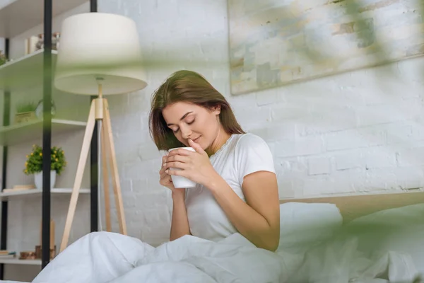 Selective Focus Cheerful Young Woman Holding Cup Tea Bed — Stock Photo, Image