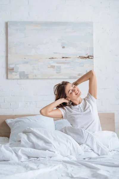 Menina Sonhadora Sorrindo Tocar Cabelo Cama — Fotografia de Stock