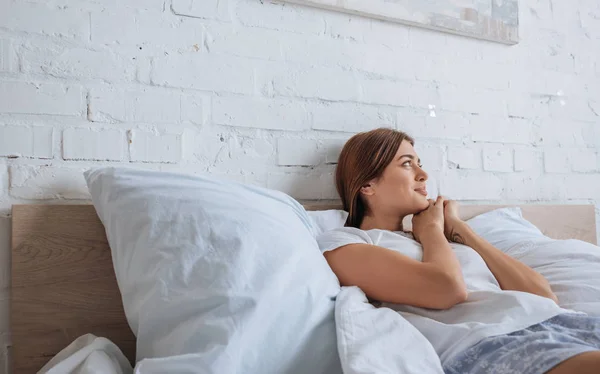 Joven Sonriente Mujer Soñando Mientras Está Acostada Cama —  Fotos de Stock