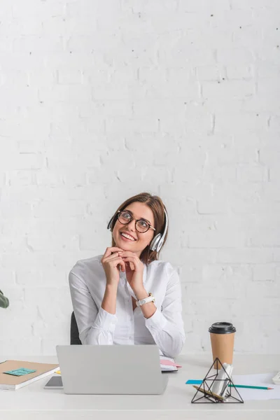 Mujer Negocios Soñadora Escuchando Música Auriculares Mientras Relaja Oficina — Foto de Stock