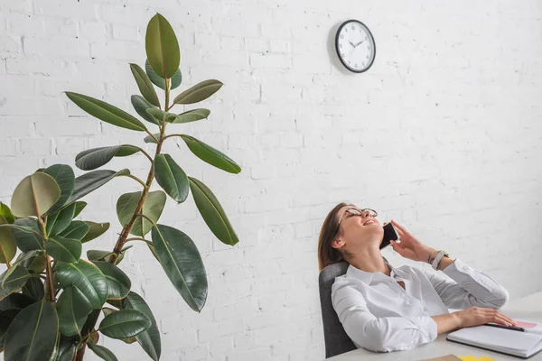 Happy Businesswoman Relaxing Talking Smartphone Office — Stock Photo, Image