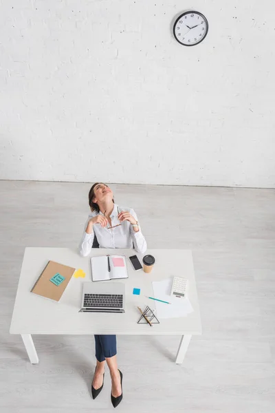 Overhead View Happy Businesswoman Chilling Office — Stock Photo, Image