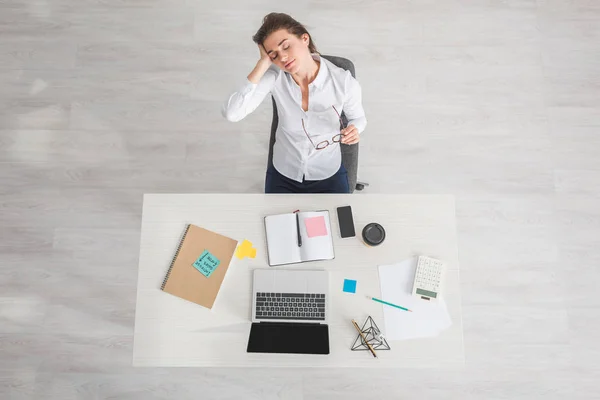 Vista Superior Atractiva Mujer Negocios Soñando Escalofriante Oficina — Foto de Stock