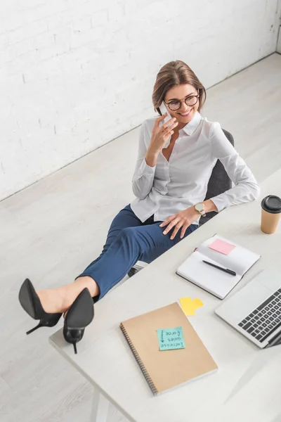 Bovenaanzicht Van Vrolijke Zakenvrouw Chillen Praten Smartphone Kantoor — Stockfoto