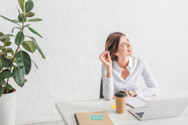 счастливая бизнесвумен, мечтающая о должности
 