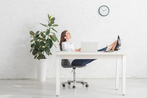 Dromerige Zakenvrouw Chillen Buurt Laptop Kantoor — Stockfoto