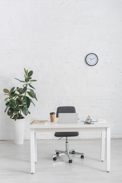 Escritório Moderno Com Laptop Mesa Perto Parede Tijolo — Fotografia de Stock