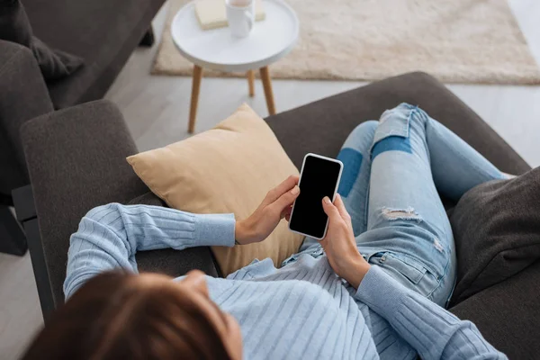 Evde Dinlenirken Elinde Boş Ekranla Akıllı Telefonu Tutan Kadının Genel — Stok fotoğraf
