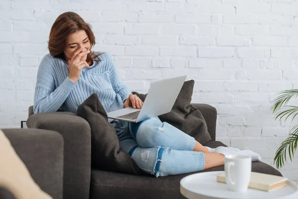 Enfoque Selectivo Chica Feliz Usando Ordenador Portátil Riendo Mientras Sienta — Foto de Stock