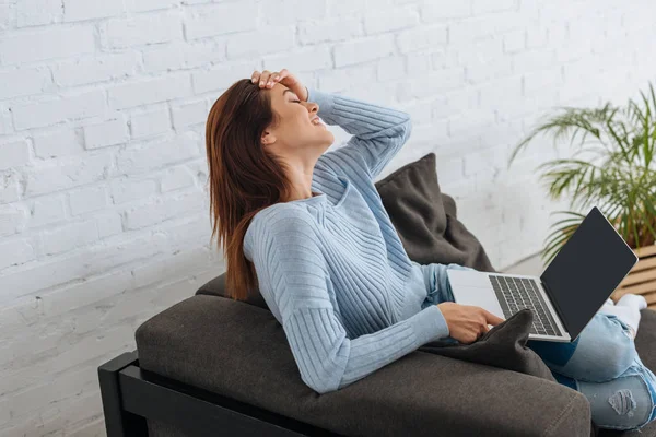 Mindfulness Menina Segurando Laptop Com Tela Branco Sorrindo Casa — Fotografia de Stock