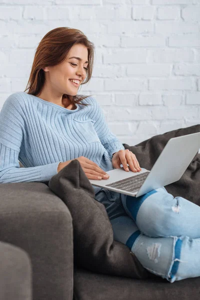 Fröhliches Mädchen Mit Laptop Und Chillen Hause — Stockfoto