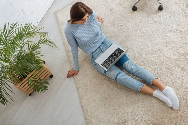 Bovenaanzicht Van Blogger Kijkend Naar Laptop Terwijl Zittend Tapijt — Stockfoto