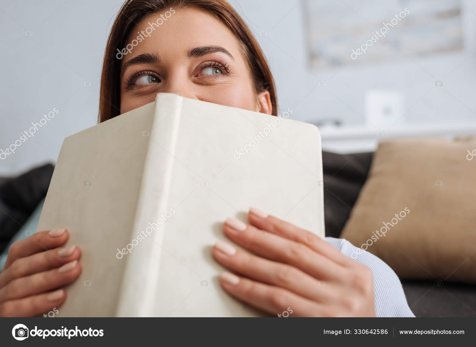 Selective Focus Dreamy Girl Covering Face Book — Stock Photo