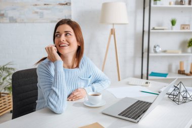 Mutlu kadın akıllı telefonda konuşuyor ve evde takılıyor. 