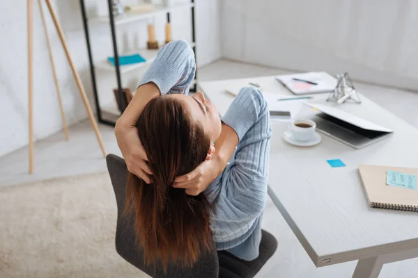 Fokus Selektif Gadis Melamun Dingin Dekat Meja Rumah — Stok Foto