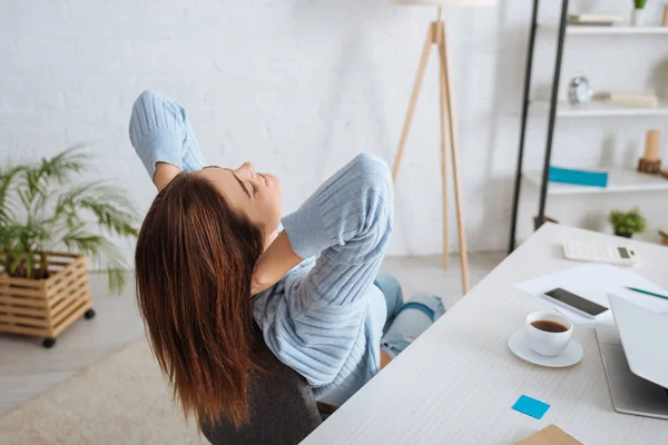 Mujer Joven Que Relaja Cerca Mesa Casa — Foto de Stock