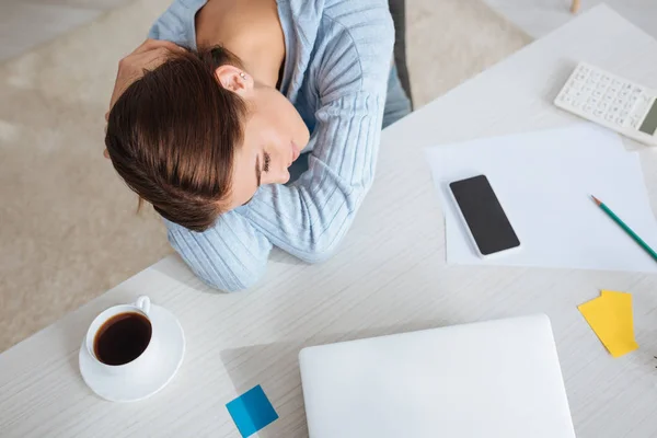 Vista Aérea Mujer Soñando Cerca Gadgets Mesa —  Fotos de Stock