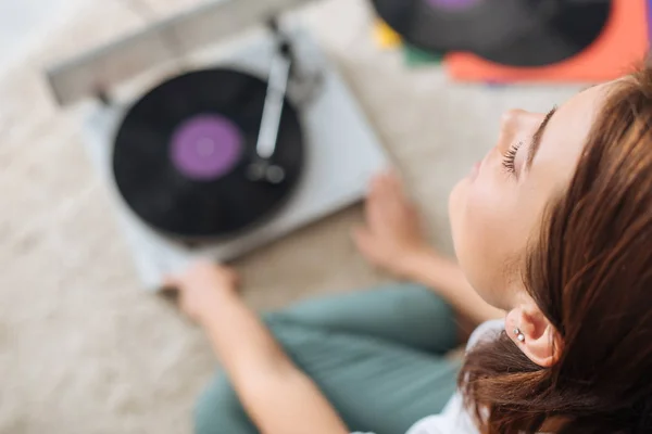 Επιλεκτική Εστίαση Του Ονειρικό Κορίτσι Ακούγοντας Μουσική Κοντά Vintage Πικάπ — Φωτογραφία Αρχείου