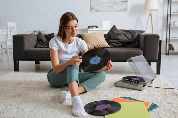 Glimlachend Meisje Met Vinyl Plaat Terwijl Chillen Thuis — Stockfoto