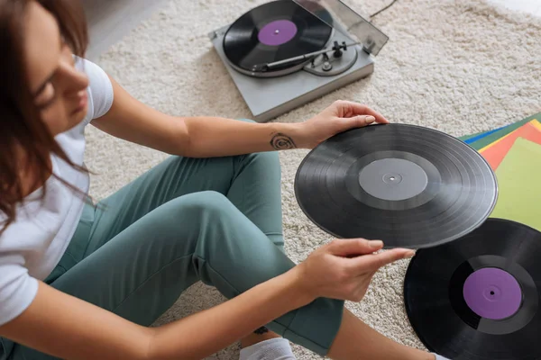 Selective Focus Tattooed Girl Holding Vinyl Record Home — Stock Photo, Image