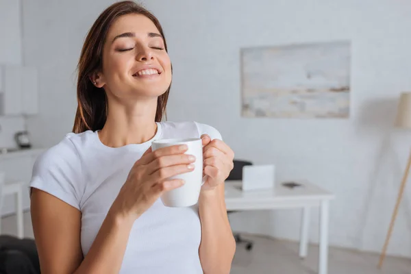 Vrolijke Vrouw Dromen Terwijl Het Houden Van Kopje Thee — Stockfoto