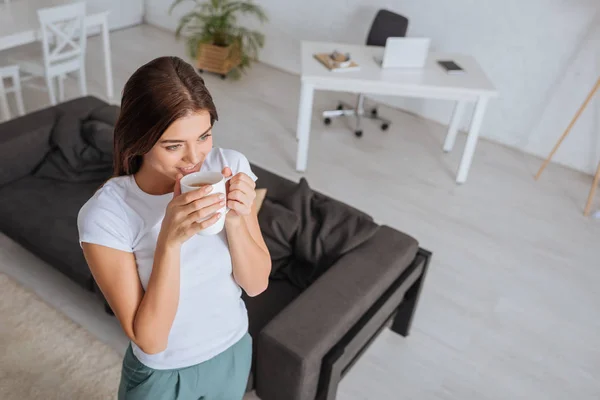 Bovenaanzicht Van Aantrekkelijke Vrouw Drinken Thee Woonkamer — Stockfoto