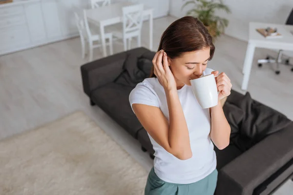 Overhead Utsikt Över Ung Kvinna Dricka Vardagsrummet — Stockfoto